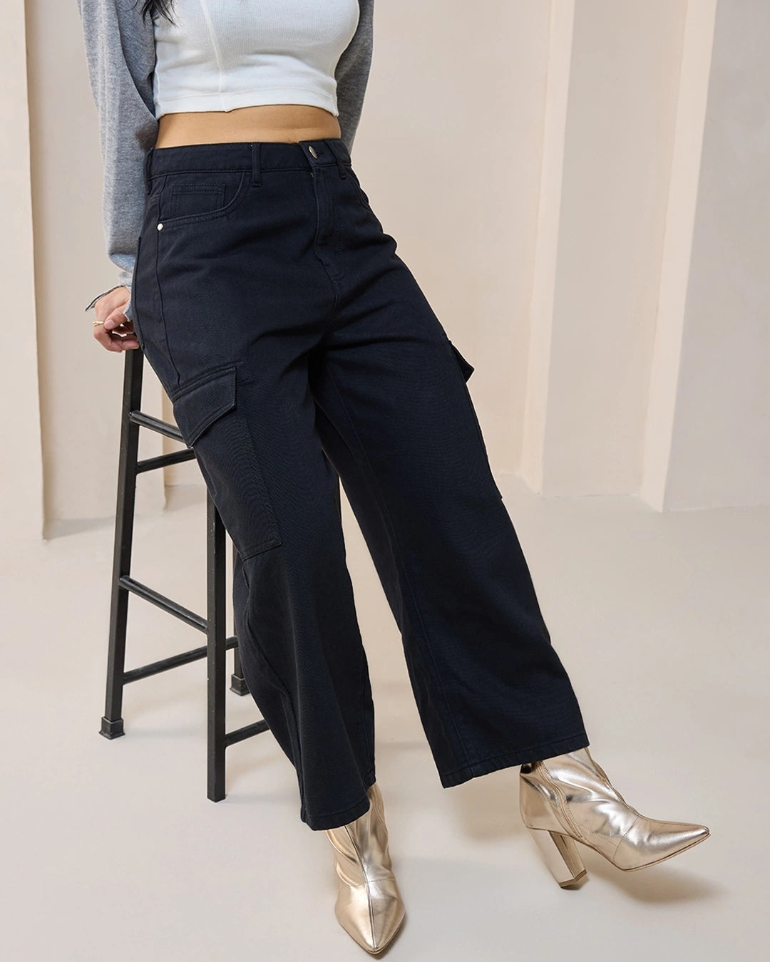 Women's Black Baggy Stright Fit Cropped Cargo Jeans bottomwear