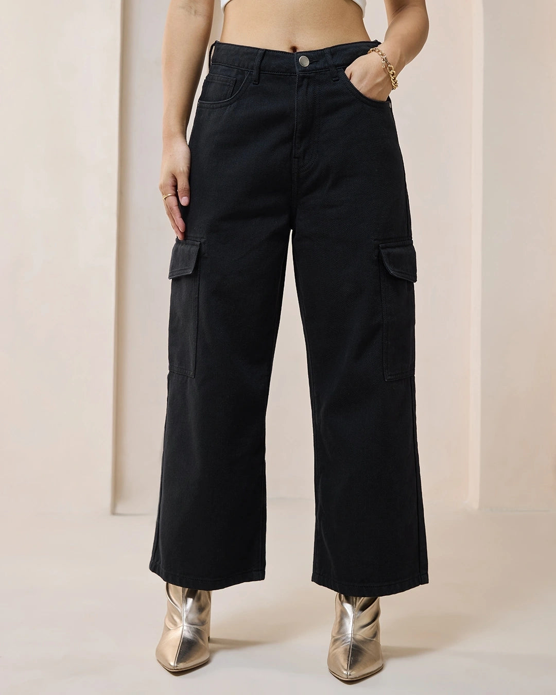 Women's Black Baggy Stright Fit Cropped Cargo Jeans bottomwear